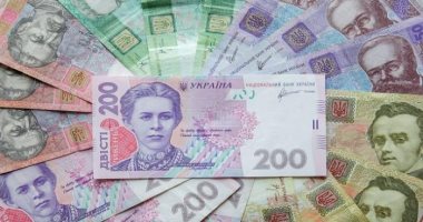 المركزي الأوكراني يخفض سعر عملة البلاد بنحو 25% أمام الدولار