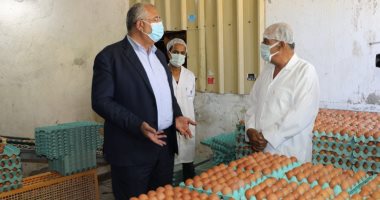 ‫وزير الزراعة يتفقد مشروع إنتاج الدجاج البياض بالعامرية