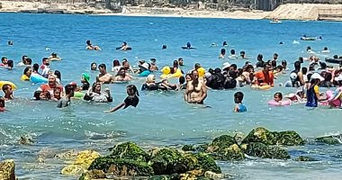 زحام وتكدس المصطافين على شواطئ الإسكندرية بعد انتهاء ماراثون الامتحانات