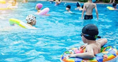 لو طفلك بيتدرب سباحة..  تعرف على عدوى أذن السباح وكيفية حماية طفلك 