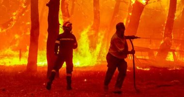 السلطات اليونانية تحاول إخماد حريق غابات في جزيرة كيفالونيا