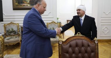 محافظ القاهرة يكرم رئيس حى الأميرية بعد الاعتداء عليه بسنجة