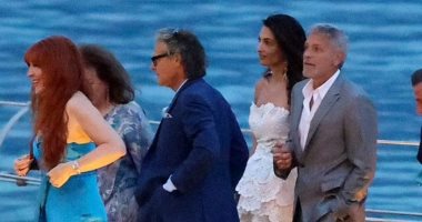 أمل كلونى أنيقة بفستان أبيض فى أمسية رومانسية مع زوجها على بحيرة إيطالية.. صور