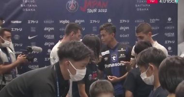 لاعب جامبا أوساكا الياباني يطلب من ميسي التيشيرت قبل بداية المباراة