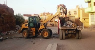 رفع 55 طن قمامة وأتربة من شوارع مدينة أسوان