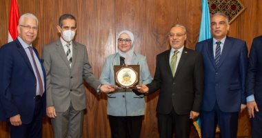 رئيس جامعة طنطا يكرم الدكتورة نهلة العشماوي عميد كلية الصيدلة لبلوغها السن القانونية