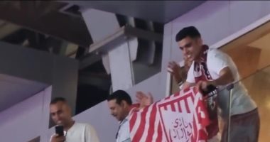 أشرف بن شرقي يدعم الوداد من مدرجات نهائي كأس العرش المغربي.. فيديو