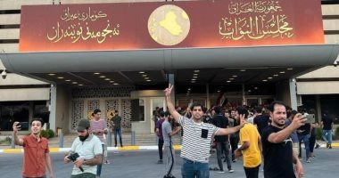 المتظاهرون العراقيون يعلنون إقامة اعتصام مفتوح داخل مجلس النواب