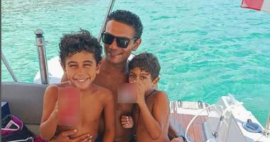 شاهد آسر ياسين فى نزهة بحرية على متن يخت برفقة أبنائه