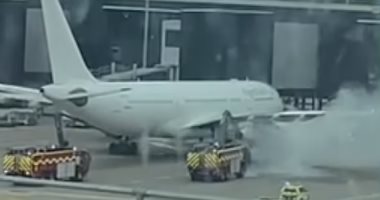 حريق بمحرك طائرة فى مطار مانشستر وسيارات الإطفاء تسيطر على الوضع.. فيديو