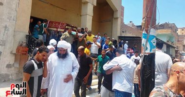 المئات يؤدون صلاة الجنازة على والدة الكابتن محمد حمص بالإسماعيلية