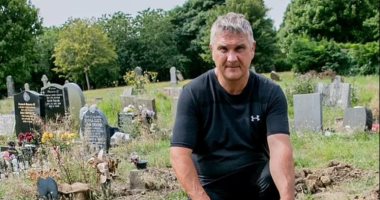 عائلة بريطانية تحفر 8 قبور بحثا عن جثمان والدهم المدفون بالخطأ منذ 17 سنة "صور"