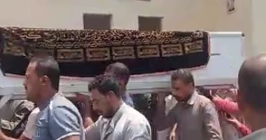 أهالى منيا القمح يشيعون جثمان محمد جمعة محارب السرطان.. صور