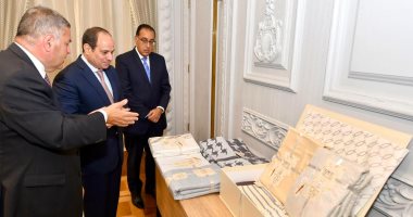 الرئيس السيسى يطلع على عينات المنسوجات الفاخرة المنتجة حديثًا من القطن المصرى