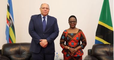 سفير مصر فى تنزانيا يسلم الجانب التنزاني دعوة للمشاركة في COP27