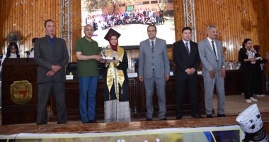 جامعة سوهاج تحتفل بتخرج الدفعة العاشرة من طلاب كلية الطب البيطرى.. صور
