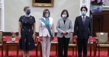 رئيسة تايوان تقلد بيلوسى وشاحا للتعبير عن شكر بلادها لرئيسة مجلس النواب الأمريكى