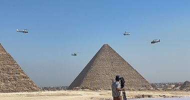 شاهد.. تشكيل مصرى من طائرات الهليكوبتر يزين سماء الأهرامات