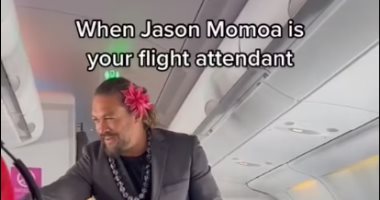 جيسون موموا يتظاهر بأنه مضيف طيران على خطوط هاواى .. صور