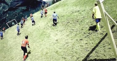 ضد الجاذبية.. ابتكار كرة قدم جديدة تُلعب على المنحدرات فى جبال الألب "فيديو"
