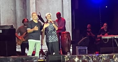 عمرو دياب ينهى حفله بالعلمين الجديدة بأغنية "ده أنت هتدلع"