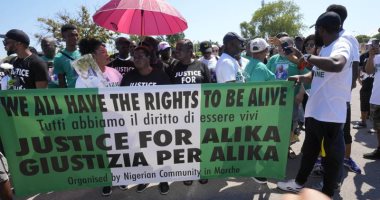 احتجاجات ضد العنصرية في إيطاليا تطالب بالعدالة بعد مقتل مهاجر نيجيرى  
