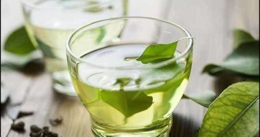 يقضى على الهالات السوداء ويعالج الشيخوخة.. استخدامات مختلفة للشاى الأخضر 