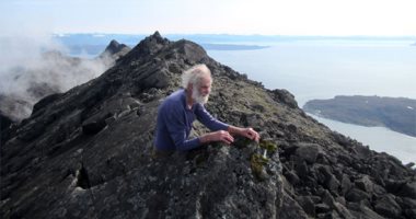 مغامرات فى الــ 80. عجوز  يتسلق 282 جبلا باسكتلندا  فى 1200 يوم ويحفر اسمه فى موسوعة جينيس