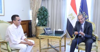 وزير الاتصالات يكرم محمد الجندى بجامعة مصر للمعلوماتية لفوزه بفضية العالم للخماسى