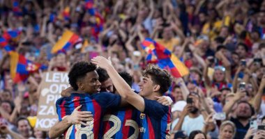 برشلونة يواجه إشبيلية لمواصلة الزحف نحو صدارة الدوري الإسباني