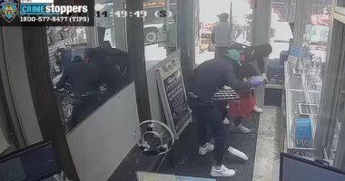 سرقة فى وضح النهار.. عصابة تسرق متجر مجوهرات بنيويورك "فيديو"