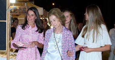 الملكة ليتيزيا وابنتاها وحماتها أنيقات فى جولة مسائية للتسوق بإسبانيا.. صور