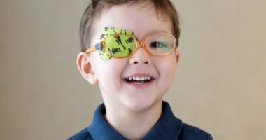 مشاكل العيون عند الأطفال.. علامات تدل على أن طفلك يحتاج نظارة طبية
