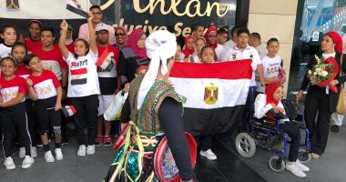 مزمار بلدى فى استقبال بعثة الأولمبياد الخاص للكرة النسائية بمطار القاهرة
