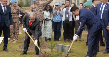 أمين عام الأمم المتحدة يشارك فى زراعة شجرة بمنغوليا.. صور