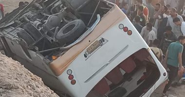 صورة إصابة 14 شخصا فى حادث انقلاب سيارة ميكروباص بصحراوى البحيرة