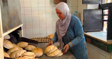 "ساميه" أشهر سيدة تعمل فى فرن بالإسكندرية تتحدى الحرارة والنار من أجل كسب الرزق