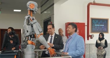 رئيس جامعة دمياط يفتتح مشروع الروبوت الترحيبى بالجامعة