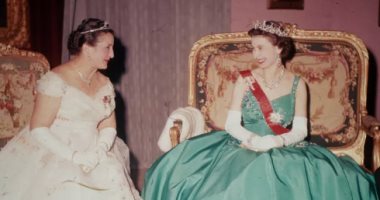أزياء الملكة إليزابيث الأكثر شهرة.. "فستان زفافها تضمن 10 آلاف لؤلؤة"