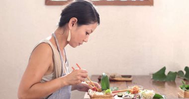 ماذا يحدث لجسمك إذا تناولت الطعام بعد الـ 8 مساءً؟ اعرف أفضل الأوقات لصحتك