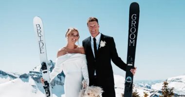 زفة غير تقليدية.. عروسان أمريكيان يتزلجان على جبل جليدي بالبدلة والفستان