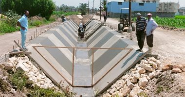 مشروعات عملاقة لتأهيل المجاري المائية بالفيوم.. تنفيذ 20 مشروعا على مستوى المحافظة لمنع إهدار المياه.. وكيل الرى: نسبة تنفيذ بعض المشروعات وصلت لـ 95%.. والقطاع يشهد طفرة كبيرة تسهم فى حل مشكلة الري.. صور