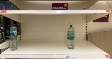 المتسوقون المذعورون يفرغون أرفف المياه المعبأة فى بريطانيا بسبب الجفاف.. صور