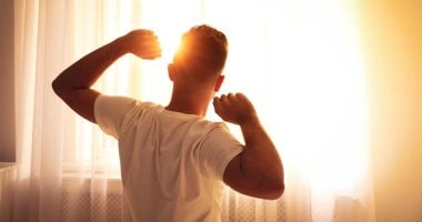 6 فوائد للاستيقاظ المبكر لابنك.. منها زيادة تفوقه الدراسى