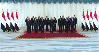 الرئيس السيسى يلتقط صورة تذكارية مع الوزراء الجدد..فيديو