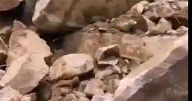 السعودية نيوز | 
                                            سعودى ينجو من موت محقق بسبب انهيار صخرى جرف سيارته فجأة.. فيديو 
                                        