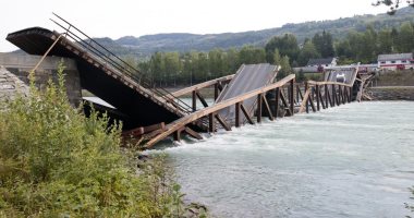 انهيار جسر خشبى فى النرويج وإنقاذ سائقى سيارتين سقطا فى النهر.. صور