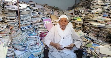 يعيش وسط الكتب.. مدرس أزهري بالمعاش يحتفظ بآلاف الكتب والمجلات داخل منزله.. فيديو