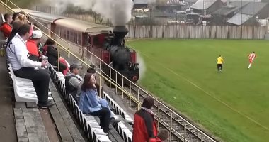 قطار يمر عبر الاستاد.. أغرب ملعب كرة قدم فى العالم (فيديو)