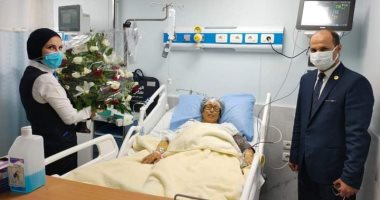  وزير الطيران المدني يرسل باقات ورود للمرضى بمستشفى مصر للطيران